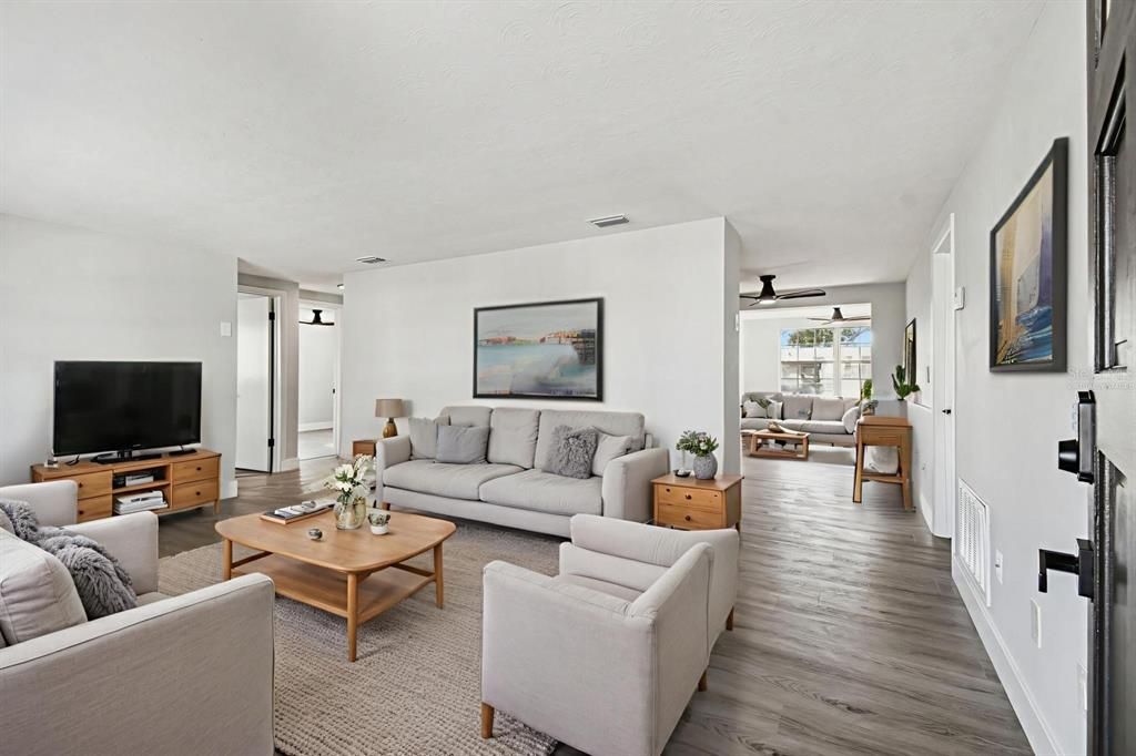 For Sale: $235,000 (2 beds, 2 baths, 936 Square Feet)