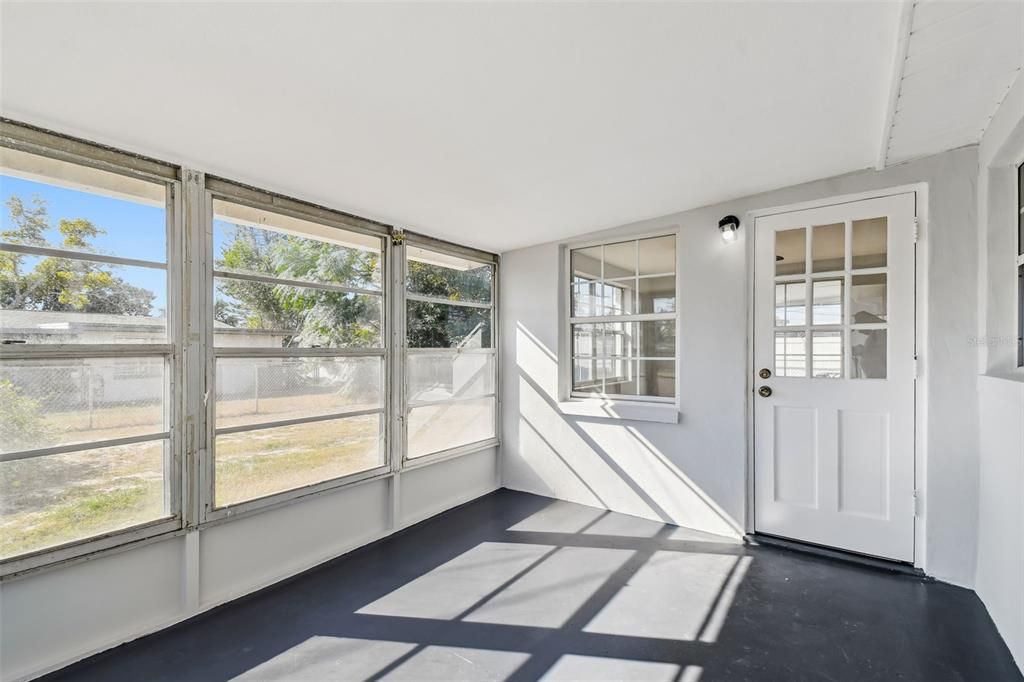 For Sale: $235,000 (2 beds, 2 baths, 936 Square Feet)