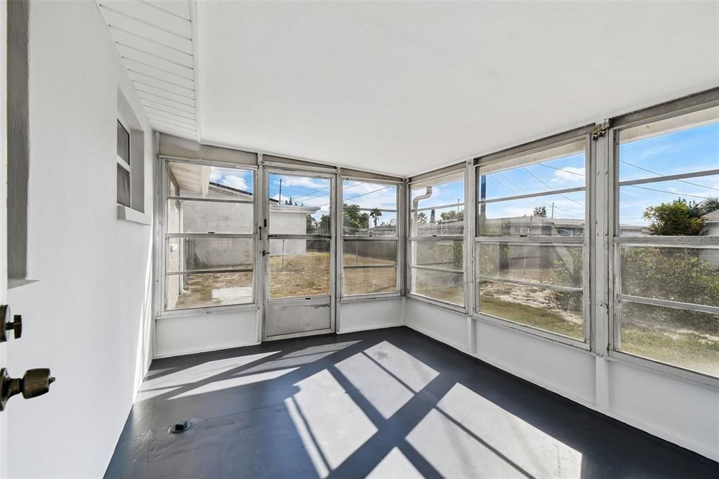 For Sale: $235,000 (2 beds, 2 baths, 936 Square Feet)