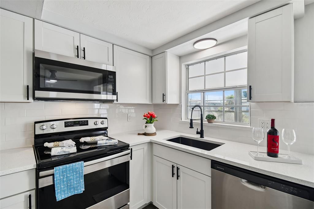 For Sale: $235,000 (2 beds, 2 baths, 936 Square Feet)