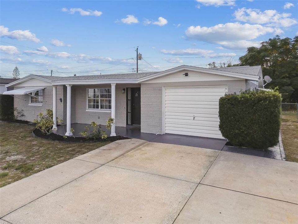 For Sale: $235,000 (2 beds, 2 baths, 936 Square Feet)