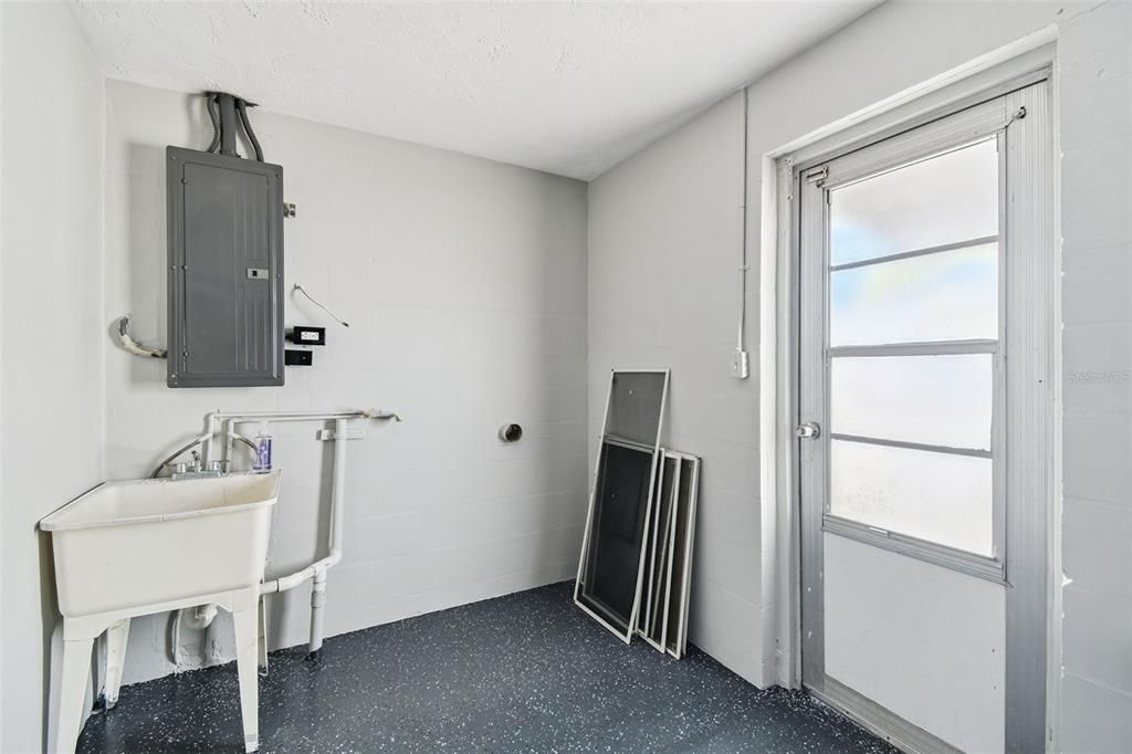 For Sale: $235,000 (2 beds, 2 baths, 936 Square Feet)