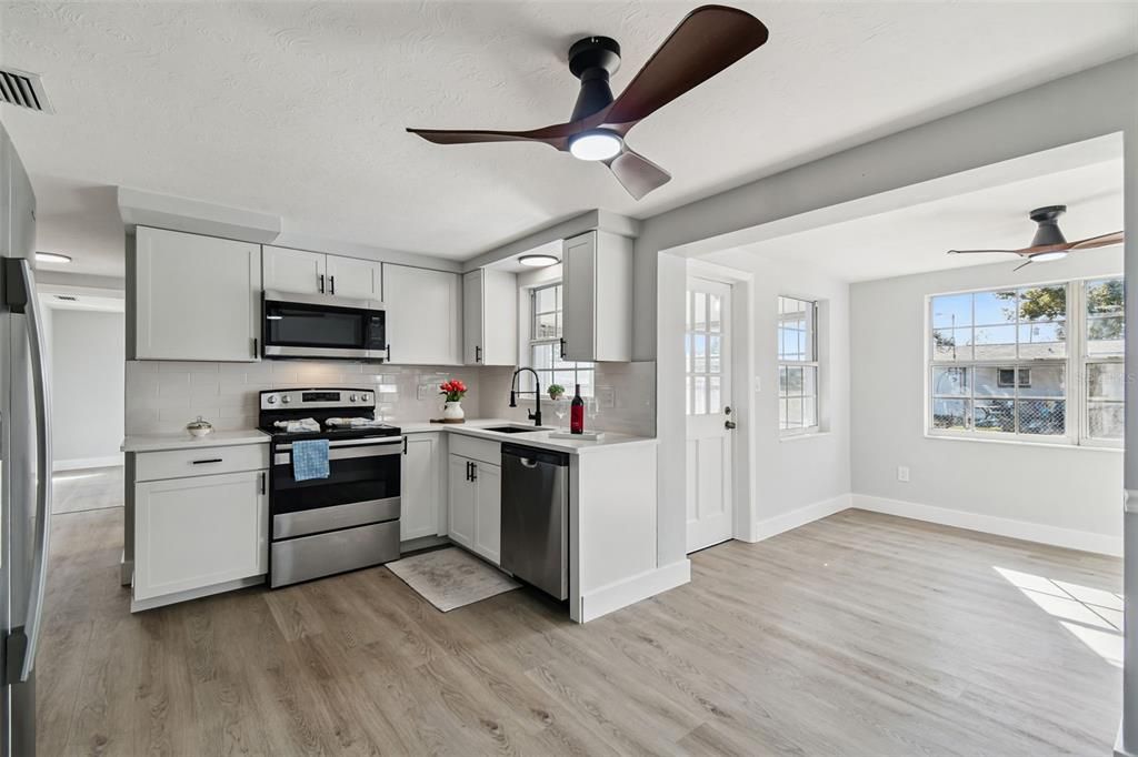 For Sale: $235,000 (2 beds, 2 baths, 936 Square Feet)