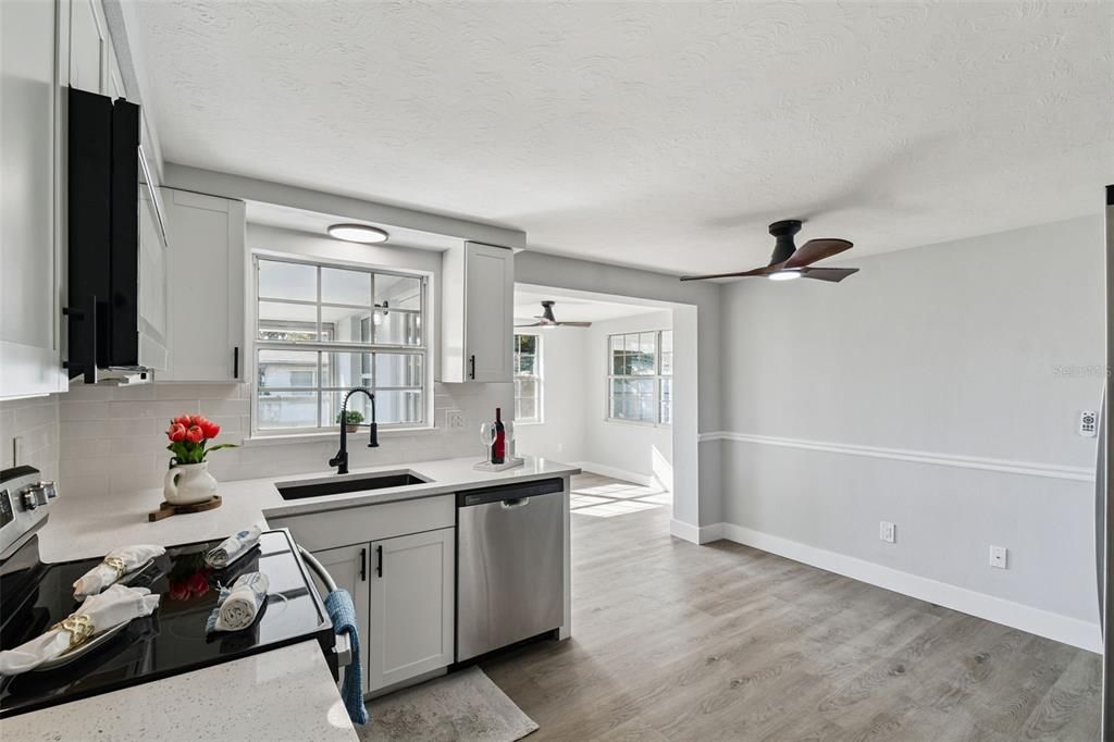 For Sale: $235,000 (2 beds, 2 baths, 936 Square Feet)