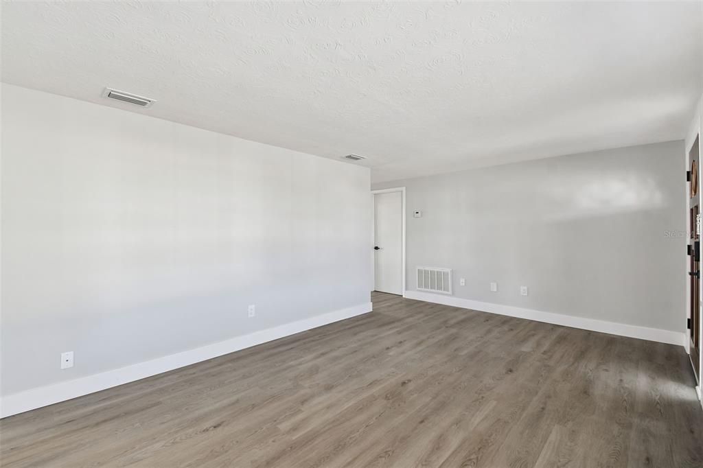 For Sale: $235,000 (2 beds, 2 baths, 936 Square Feet)