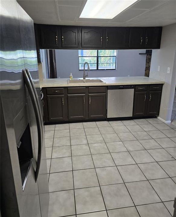 合同活跃: $239,900 (3 贝兹, 2 浴室, 1566 平方英尺)