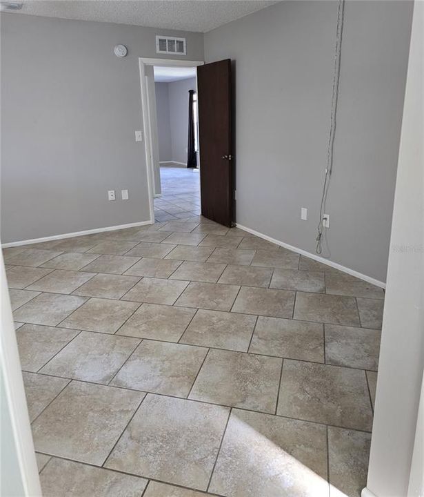 合同活跃: $239,900 (3 贝兹, 2 浴室, 1566 平方英尺)