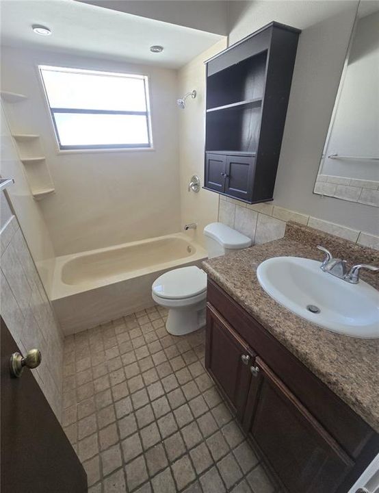 合同活跃: $239,900 (3 贝兹, 2 浴室, 1566 平方英尺)