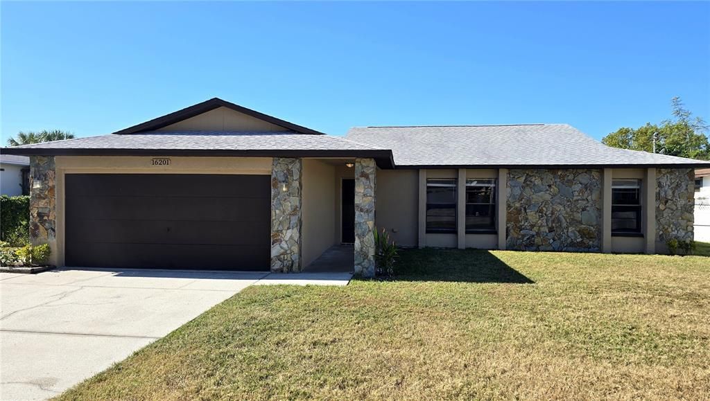 合同活跃: $239,900 (3 贝兹, 2 浴室, 1566 平方英尺)