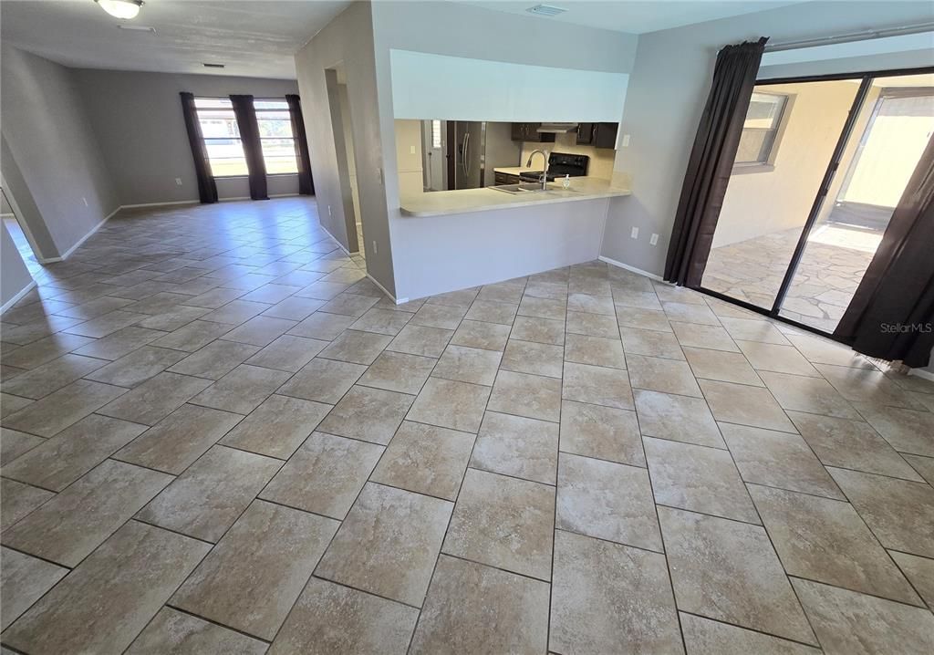 合同活跃: $239,900 (3 贝兹, 2 浴室, 1566 平方英尺)