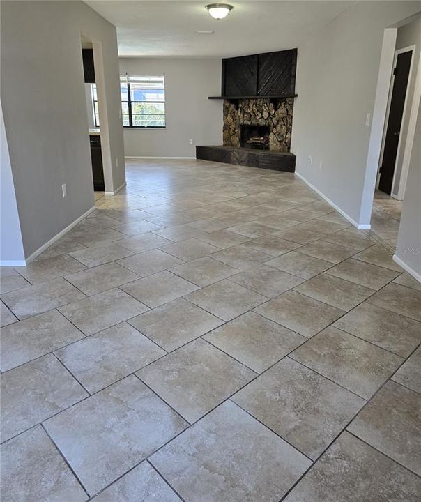 合同活跃: $239,900 (3 贝兹, 2 浴室, 1566 平方英尺)