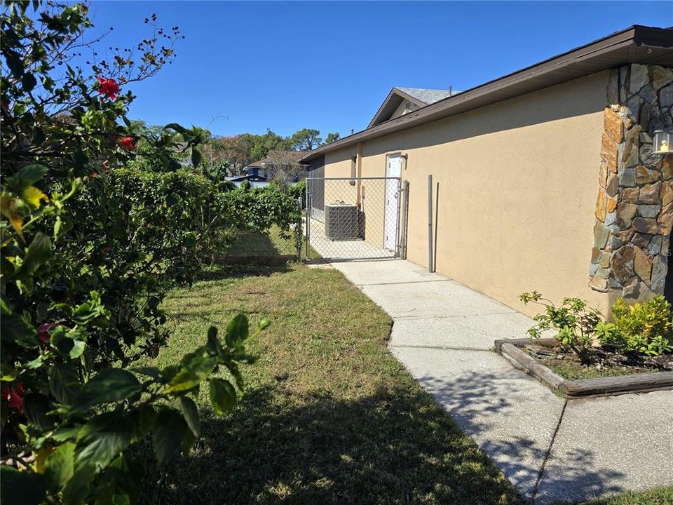 合同活跃: $239,900 (3 贝兹, 2 浴室, 1566 平方英尺)