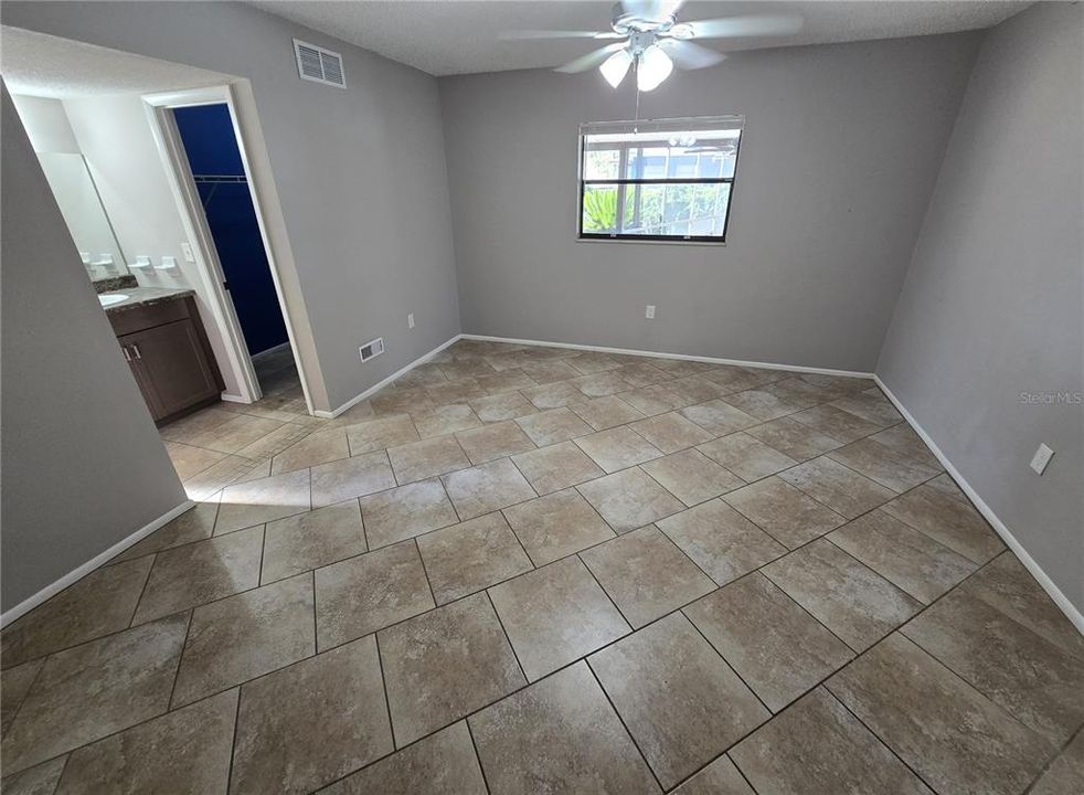 合同活跃: $239,900 (3 贝兹, 2 浴室, 1566 平方英尺)