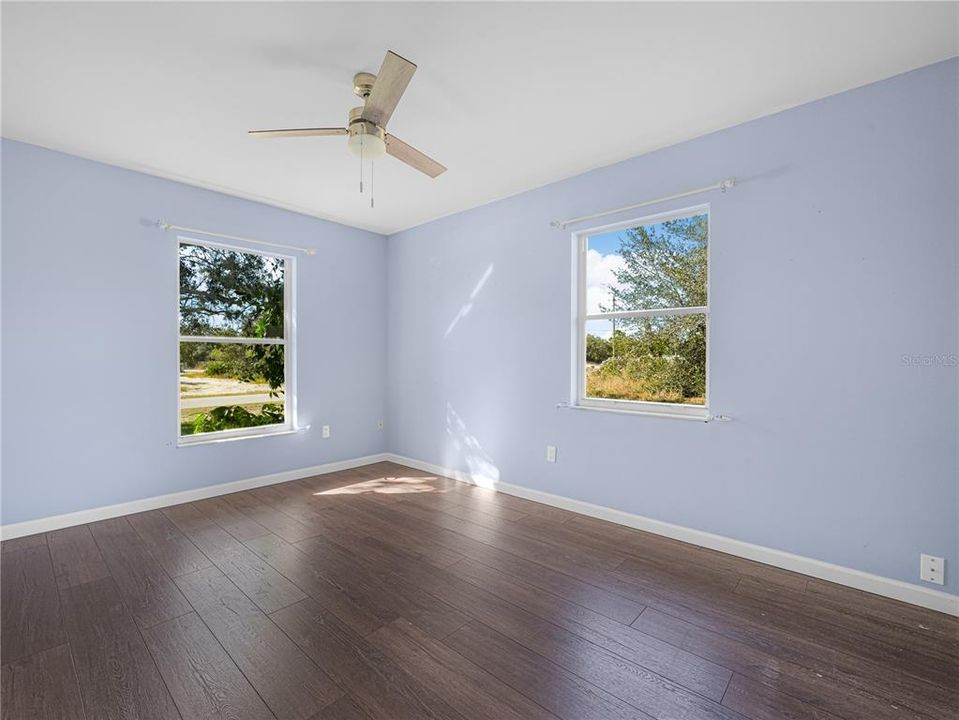 待售: $213,800 (3 贝兹, 1 浴室, 925 平方英尺)