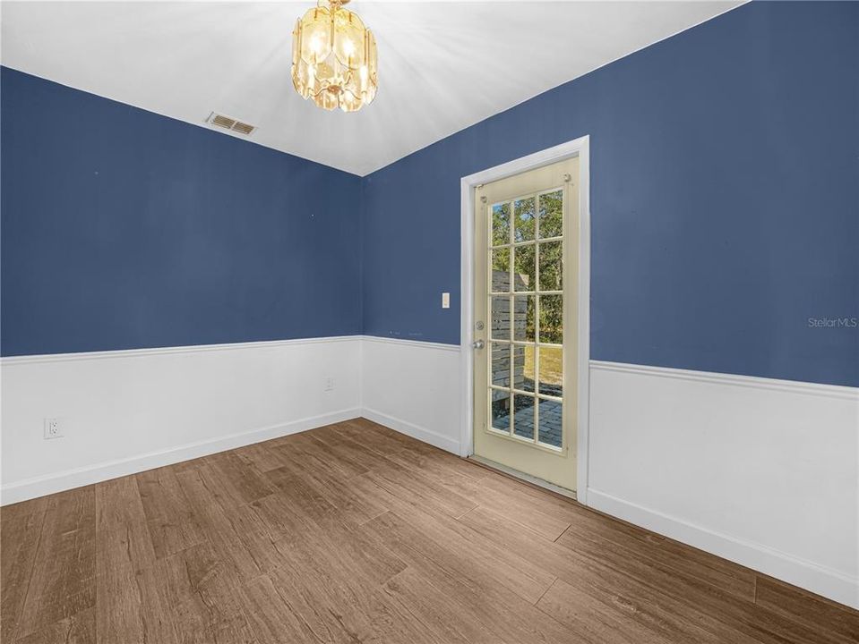 待售: $213,800 (3 贝兹, 1 浴室, 925 平方英尺)