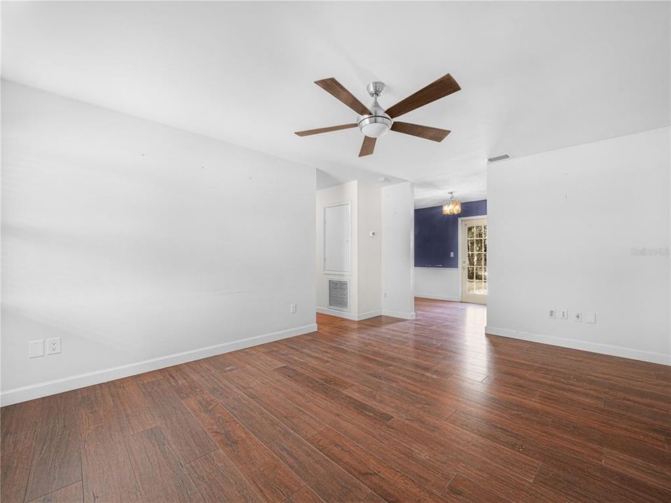 待售: $213,800 (3 贝兹, 1 浴室, 925 平方英尺)