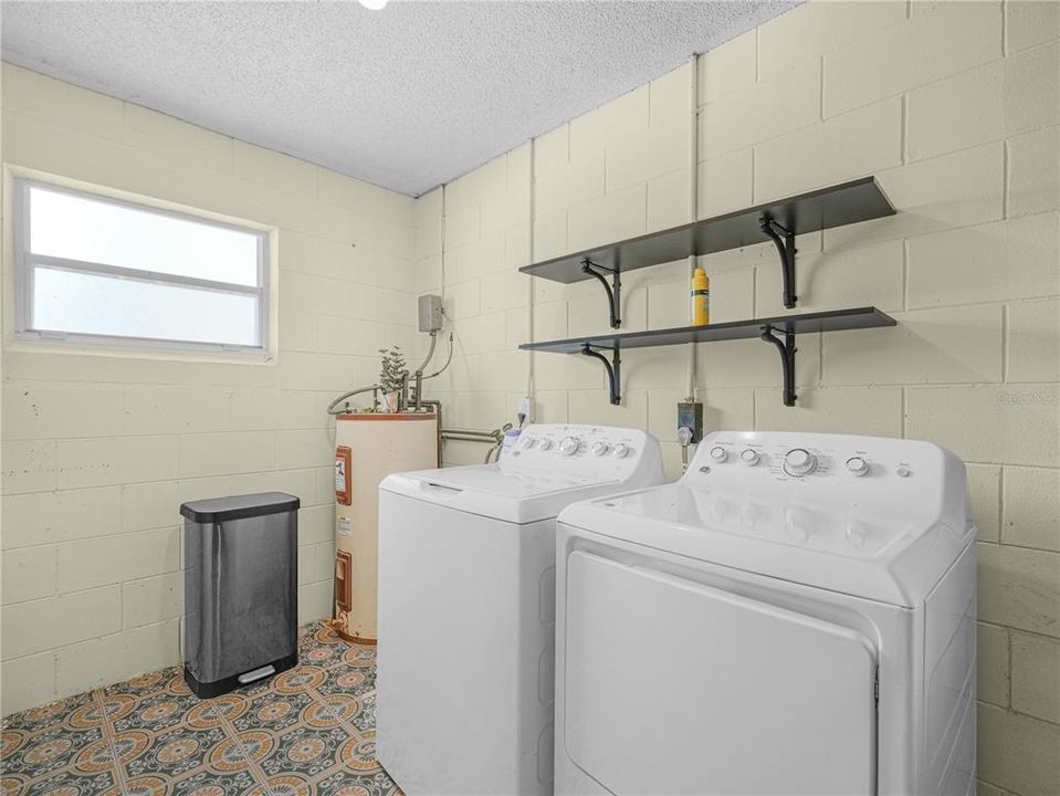 待售: $213,800 (3 贝兹, 1 浴室, 925 平方英尺)