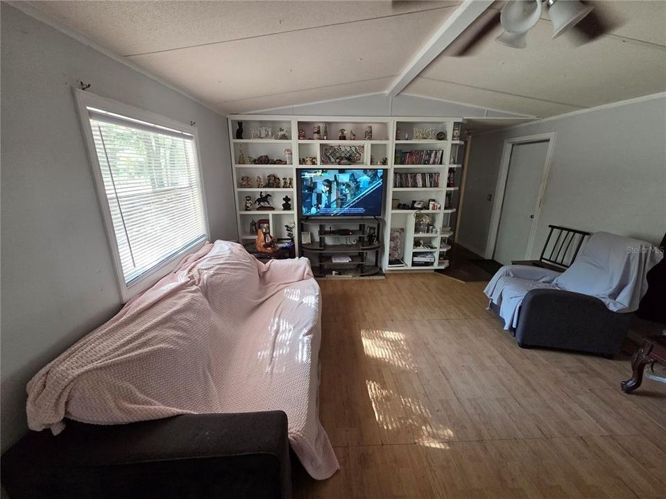 For Sale: $200,000 (5 beds, 4 baths, 1868 Square Feet)