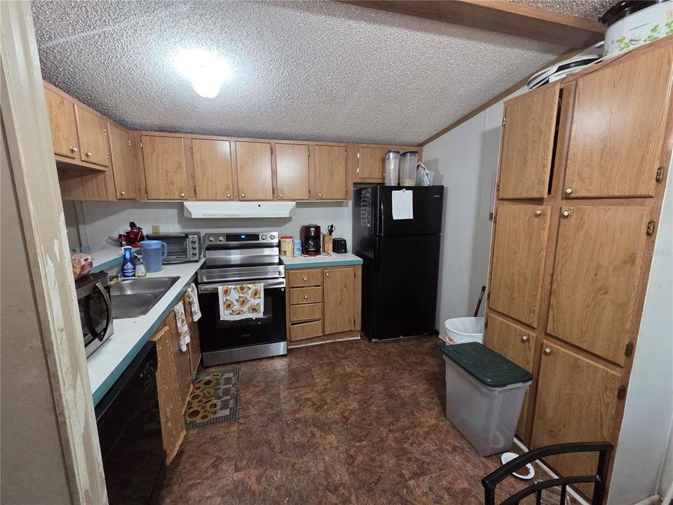 For Sale: $200,000 (5 beds, 4 baths, 1868 Square Feet)