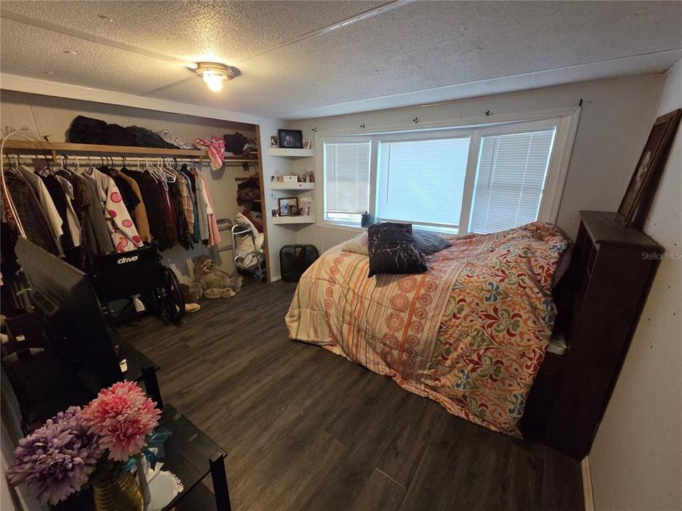 For Sale: $200,000 (5 beds, 4 baths, 1868 Square Feet)