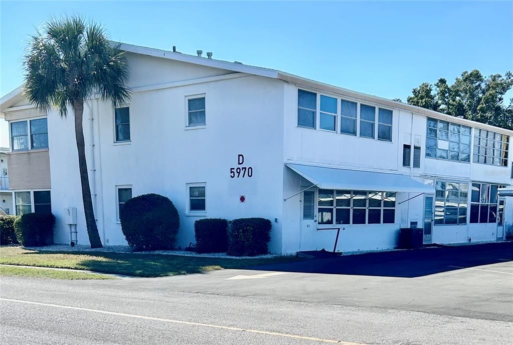 待售: $79,500 (1 贝兹, 1 浴室, 585 平方英尺)