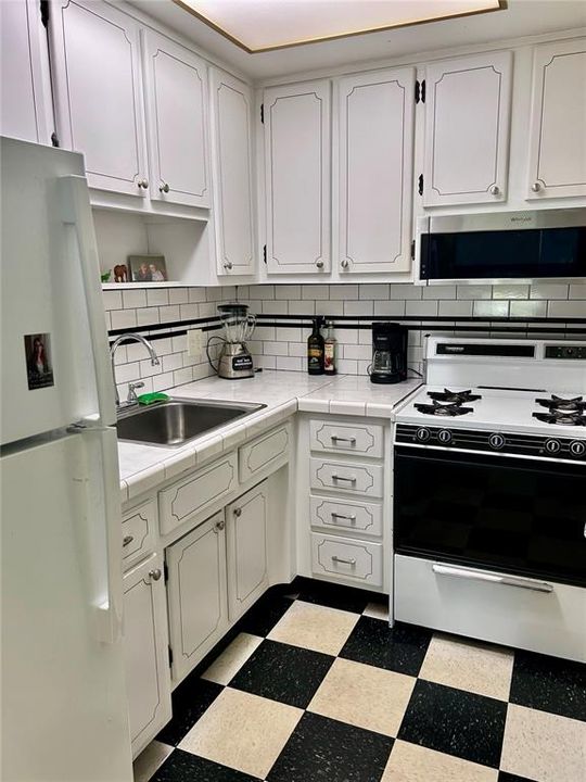 待售: $79,500 (1 贝兹, 1 浴室, 585 平方英尺)