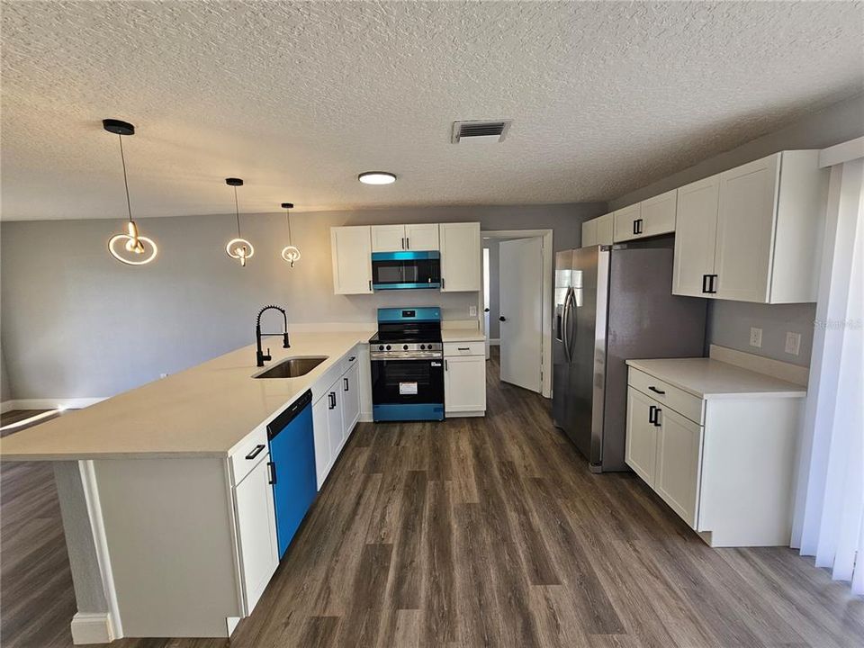 На продажу: $259,000 (4 спален, 2 ванн, 1270 Квадратных фут)