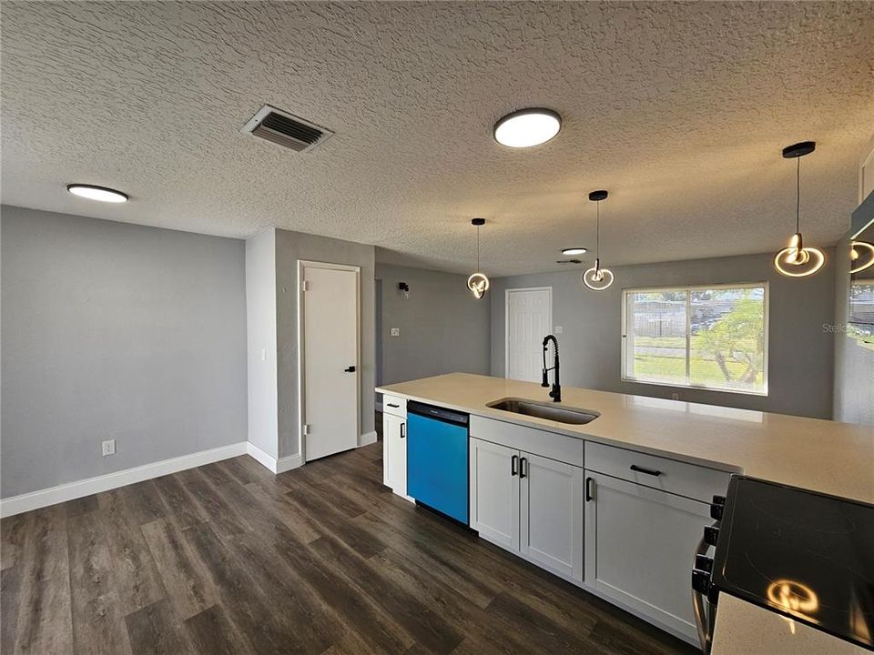 На продажу: $259,000 (4 спален, 2 ванн, 1270 Квадратных фут)