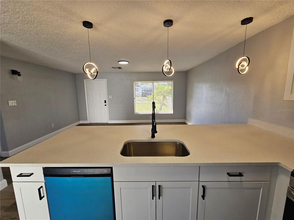 На продажу: $259,000 (4 спален, 2 ванн, 1270 Квадратных фут)