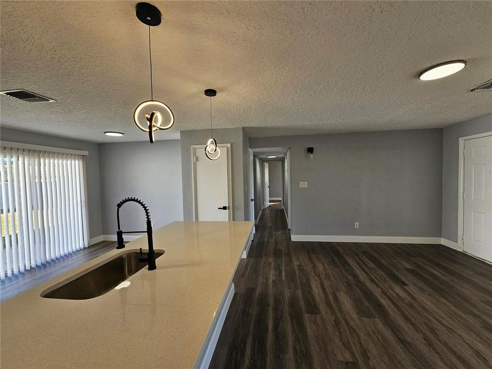 На продажу: $259,000 (4 спален, 2 ванн, 1270 Квадратных фут)