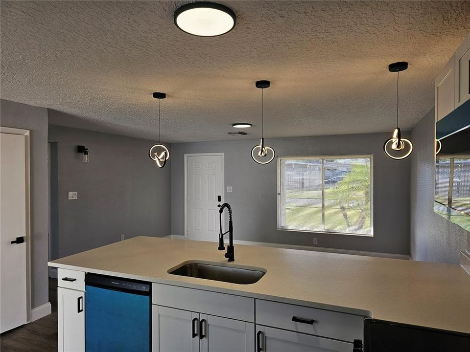 На продажу: $259,000 (4 спален, 2 ванн, 1270 Квадратных фут)