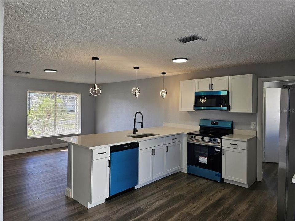 На продажу: $259,000 (4 спален, 2 ванн, 1270 Квадратных фут)