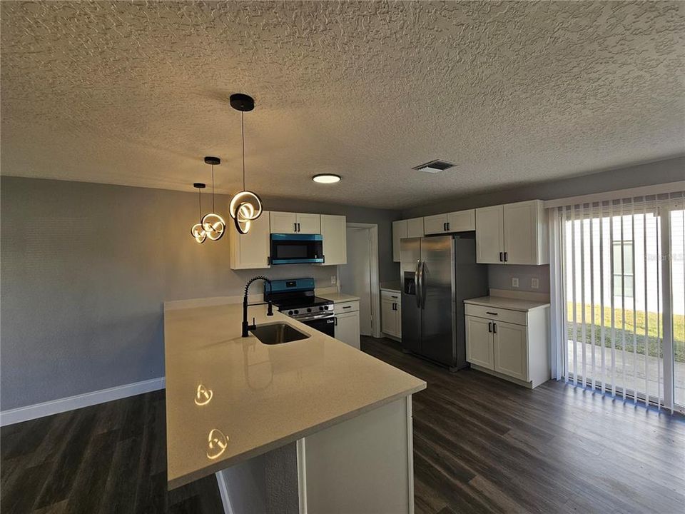 На продажу: $259,000 (4 спален, 2 ванн, 1270 Квадратных фут)