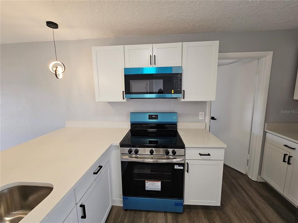 На продажу: $259,000 (4 спален, 2 ванн, 1270 Квадратных фут)