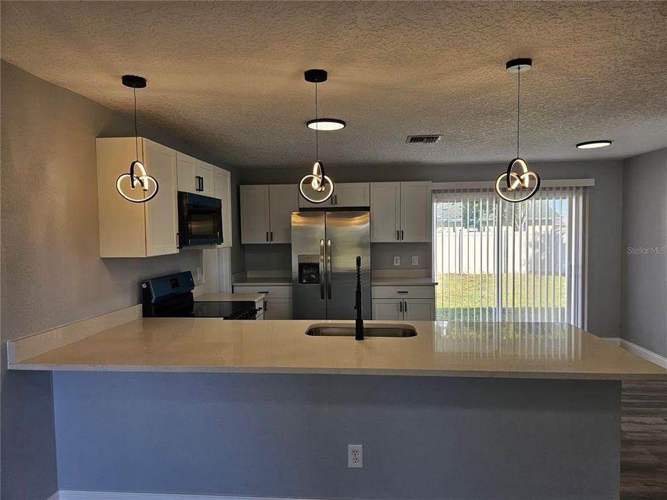 На продажу: $259,000 (4 спален, 2 ванн, 1270 Квадратных фут)