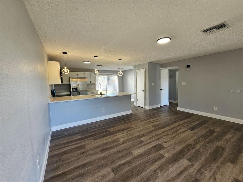 На продажу: $259,000 (4 спален, 2 ванн, 1270 Квадратных фут)