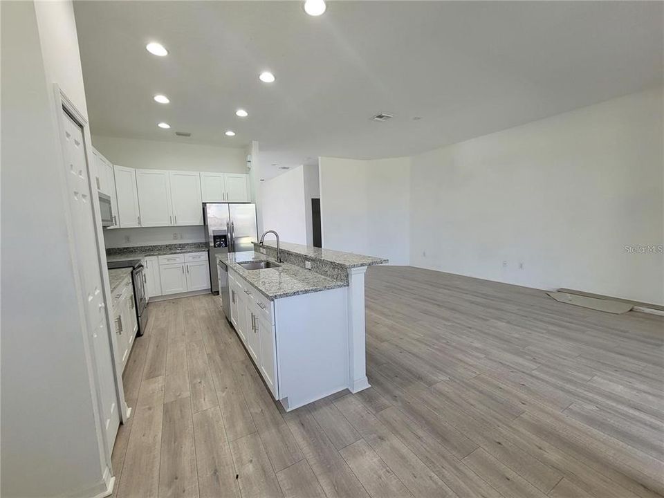 合同活跃: $2,200 (2 贝兹, 2 浴室, 1760 平方英尺)