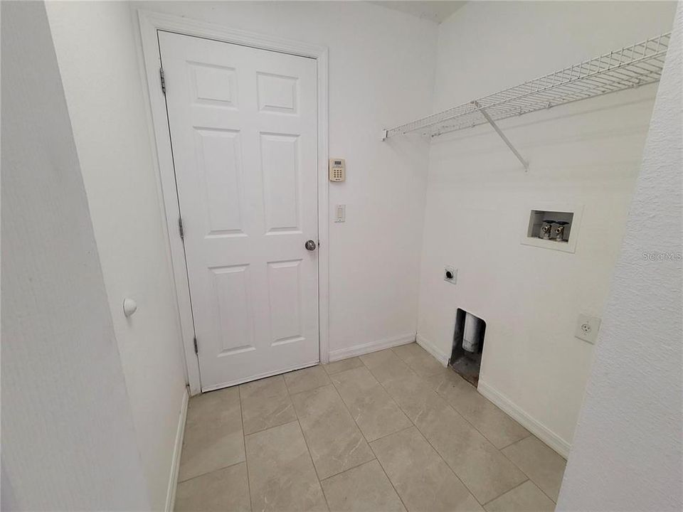 合同活跃: $2,200 (2 贝兹, 2 浴室, 1760 平方英尺)