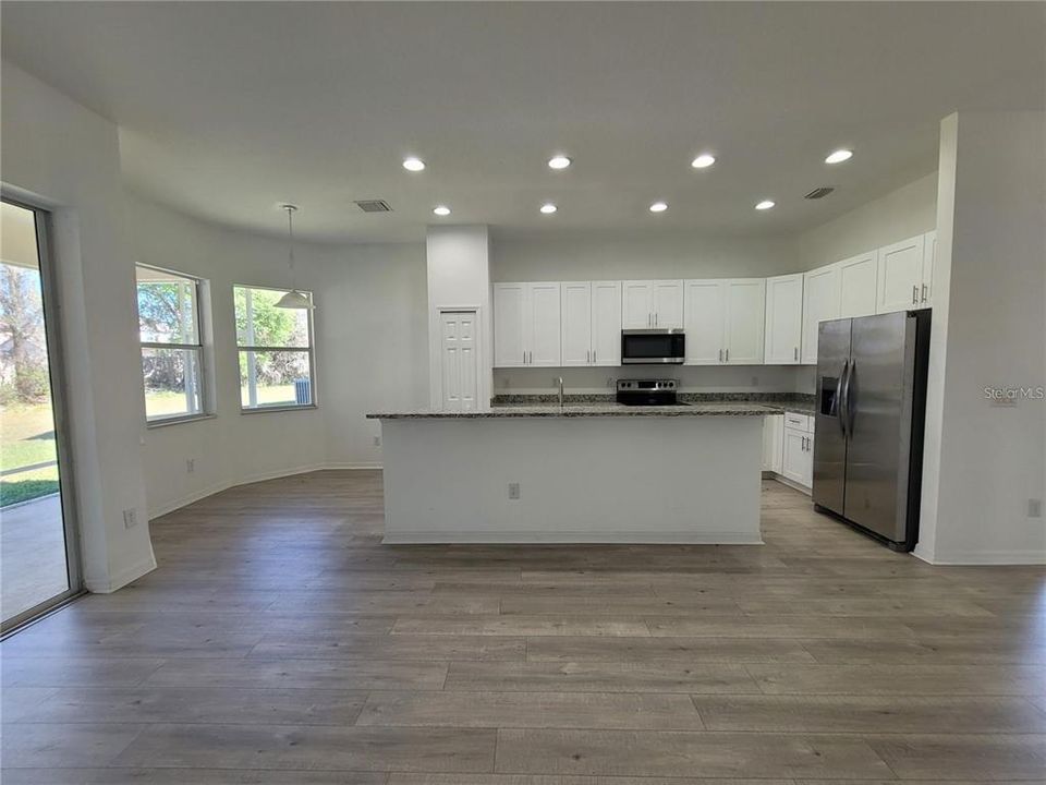 合同活跃: $2,200 (2 贝兹, 2 浴室, 1760 平方英尺)