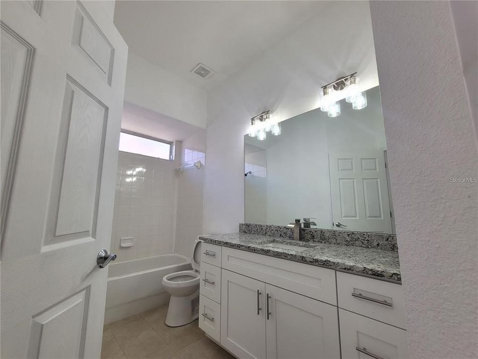 合同活跃: $2,200 (2 贝兹, 2 浴室, 1760 平方英尺)