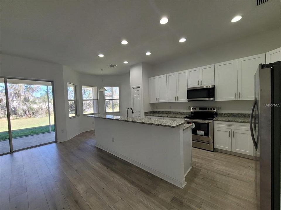 合同活跃: $2,200 (2 贝兹, 2 浴室, 1760 平方英尺)