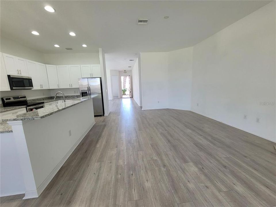 合同活跃: $2,200 (2 贝兹, 2 浴室, 1760 平方英尺)