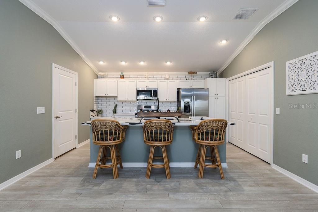 For Sale: $349,900 (2 beds, 2 baths, 1209 Square Feet)