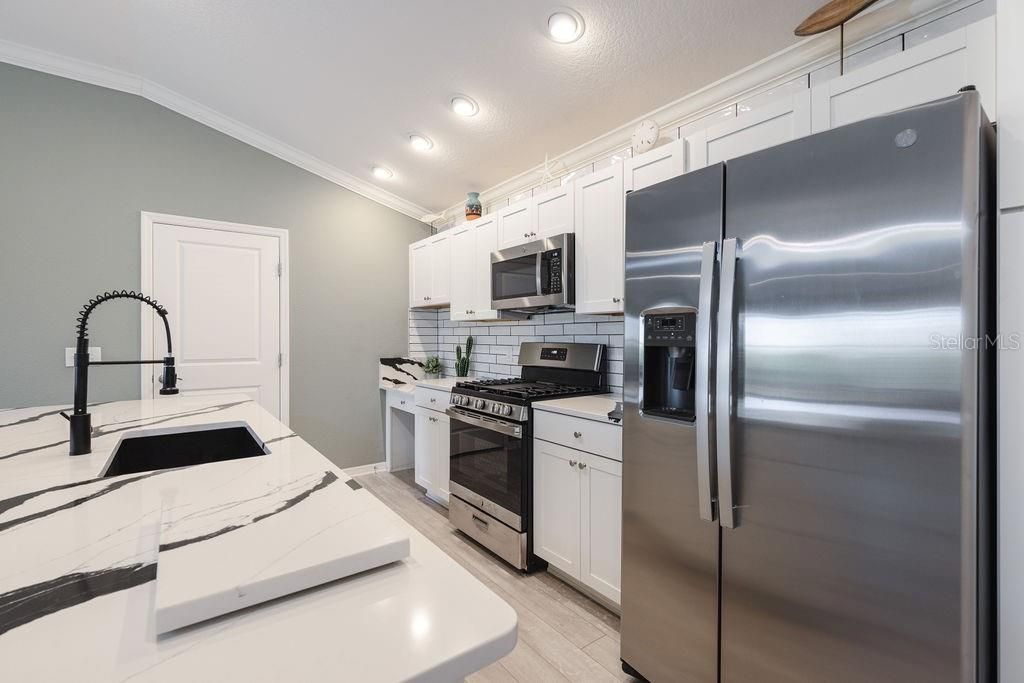 For Sale: $349,900 (2 beds, 2 baths, 1209 Square Feet)