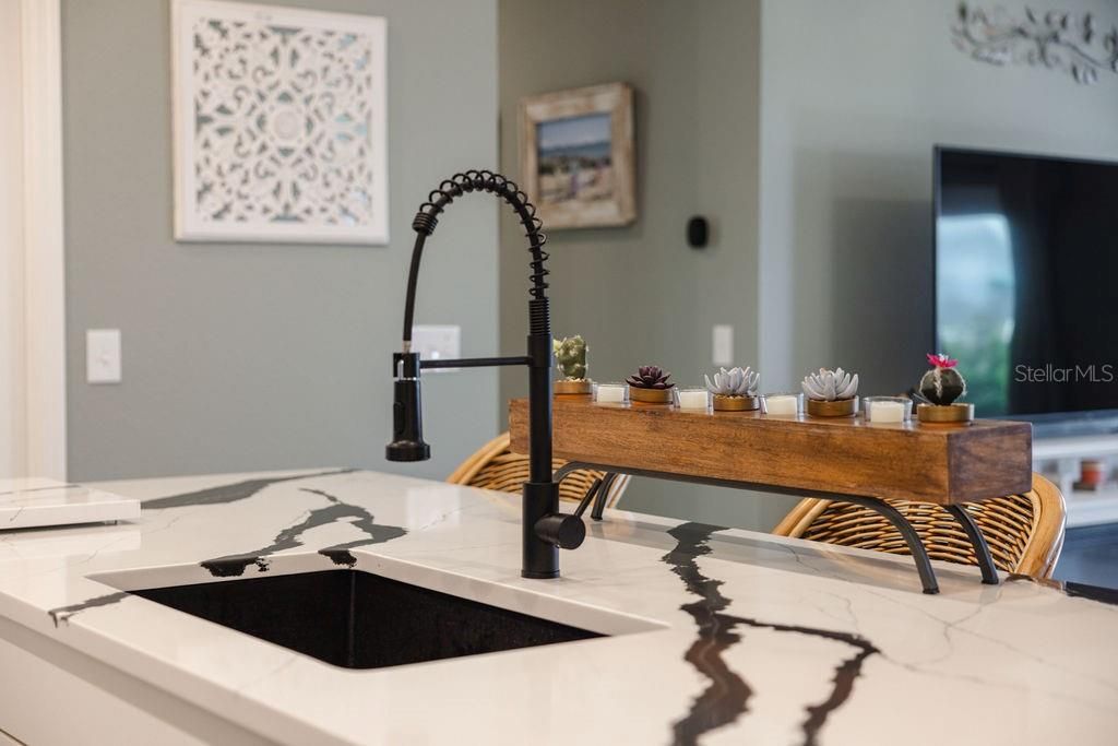 For Sale: $349,900 (2 beds, 2 baths, 1209 Square Feet)