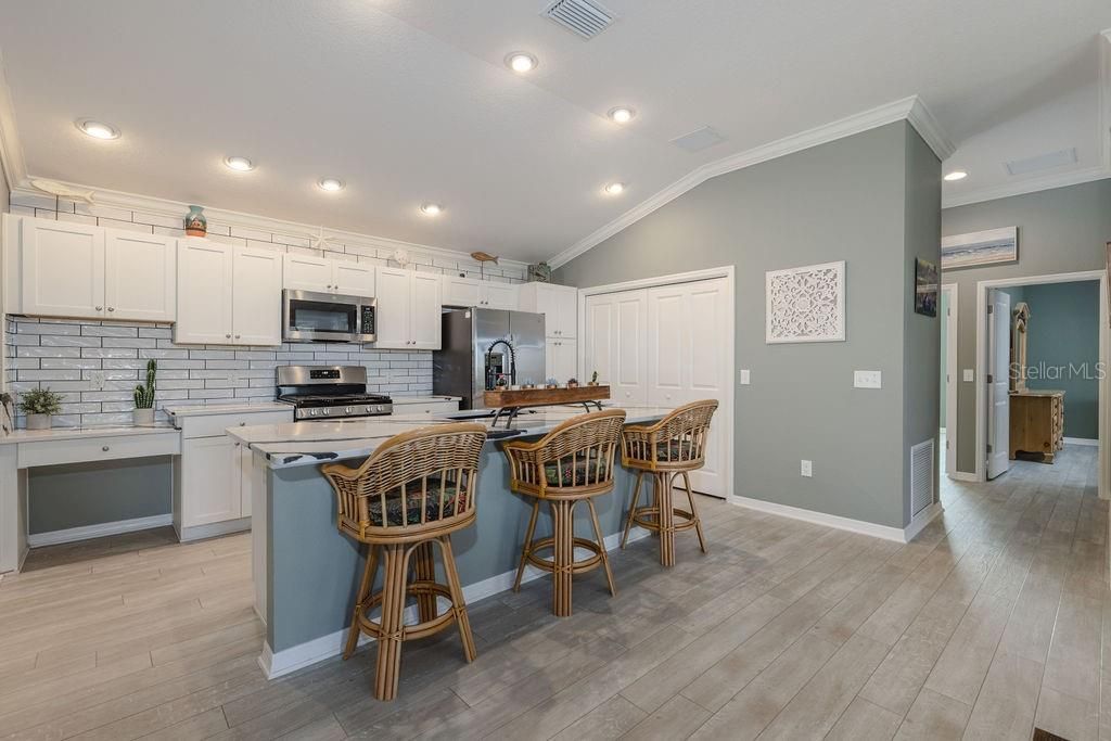 For Sale: $349,900 (2 beds, 2 baths, 1209 Square Feet)