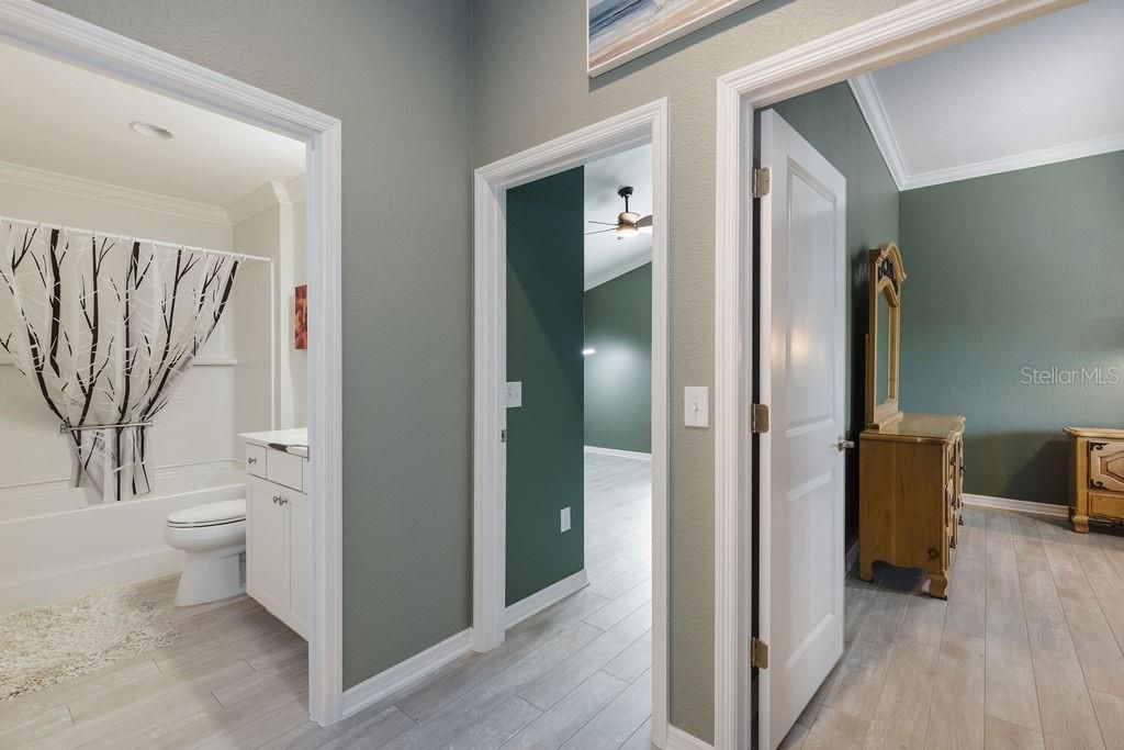 For Sale: $349,900 (2 beds, 2 baths, 1209 Square Feet)