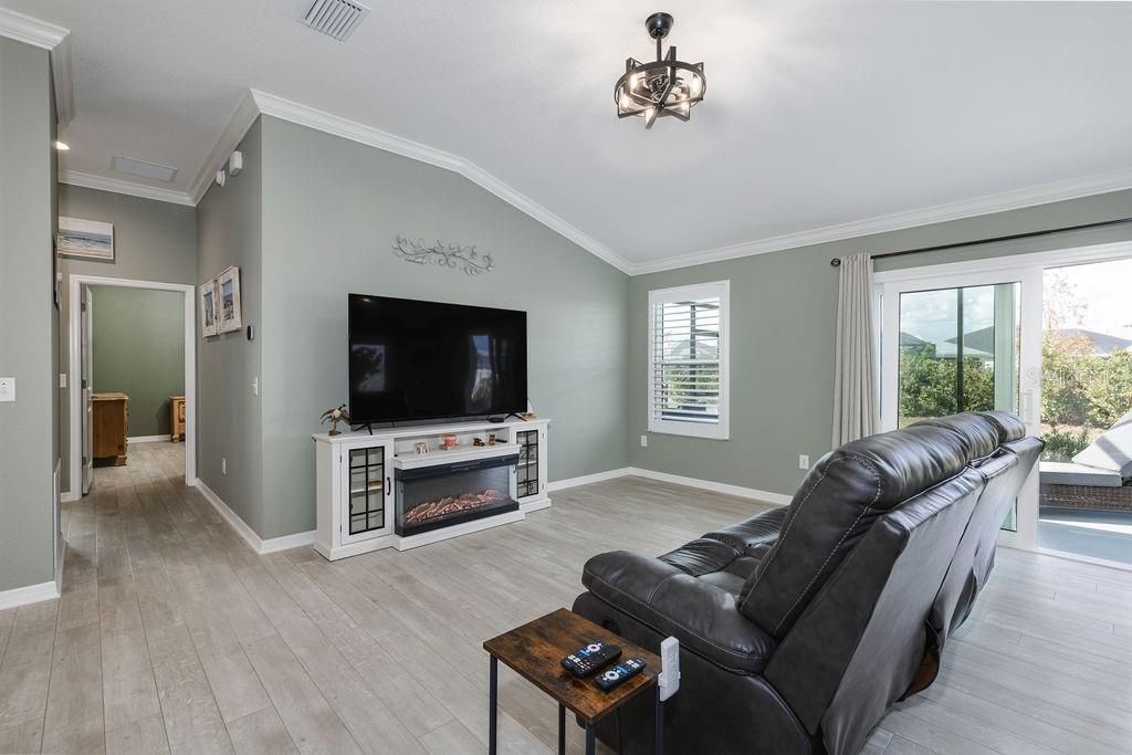 For Sale: $349,900 (2 beds, 2 baths, 1209 Square Feet)