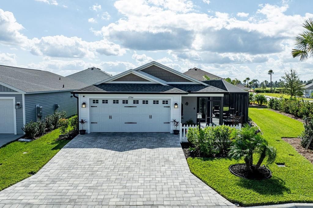 For Sale: $349,900 (2 beds, 2 baths, 1209 Square Feet)