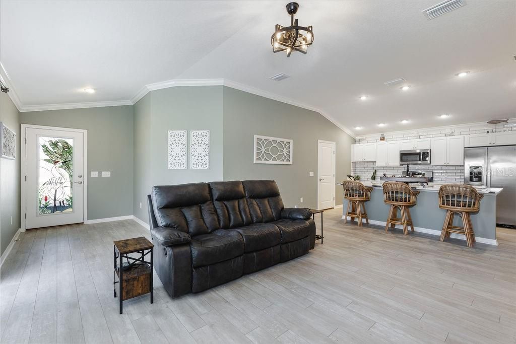 For Sale: $349,900 (2 beds, 2 baths, 1209 Square Feet)